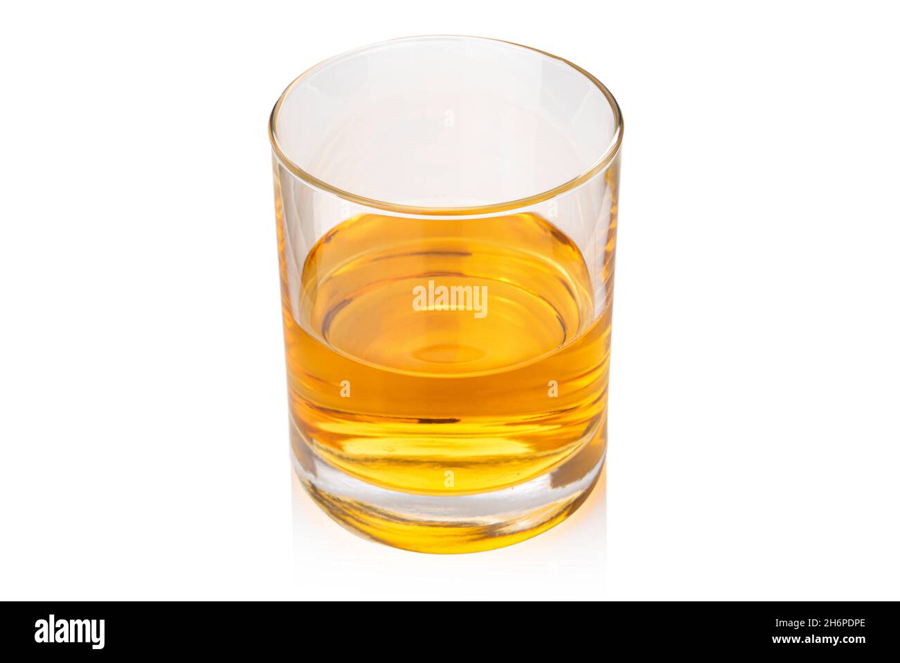 Verre de whisky ou de whisky ou de bourbon du Kentucky américain isolé sur fond blanc, vue diagonale du dessus, espace de copie Banque D'Images