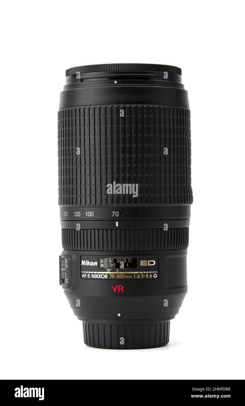 Téléobjectif Nikon Nikkor plein format pour appareils photo reflex numériques Nikon, Nikkor 70-300mm f4.5-5.6E ED VR sur fond blanc.03.04.2021, région de Rostov, Russi Banque D'Images