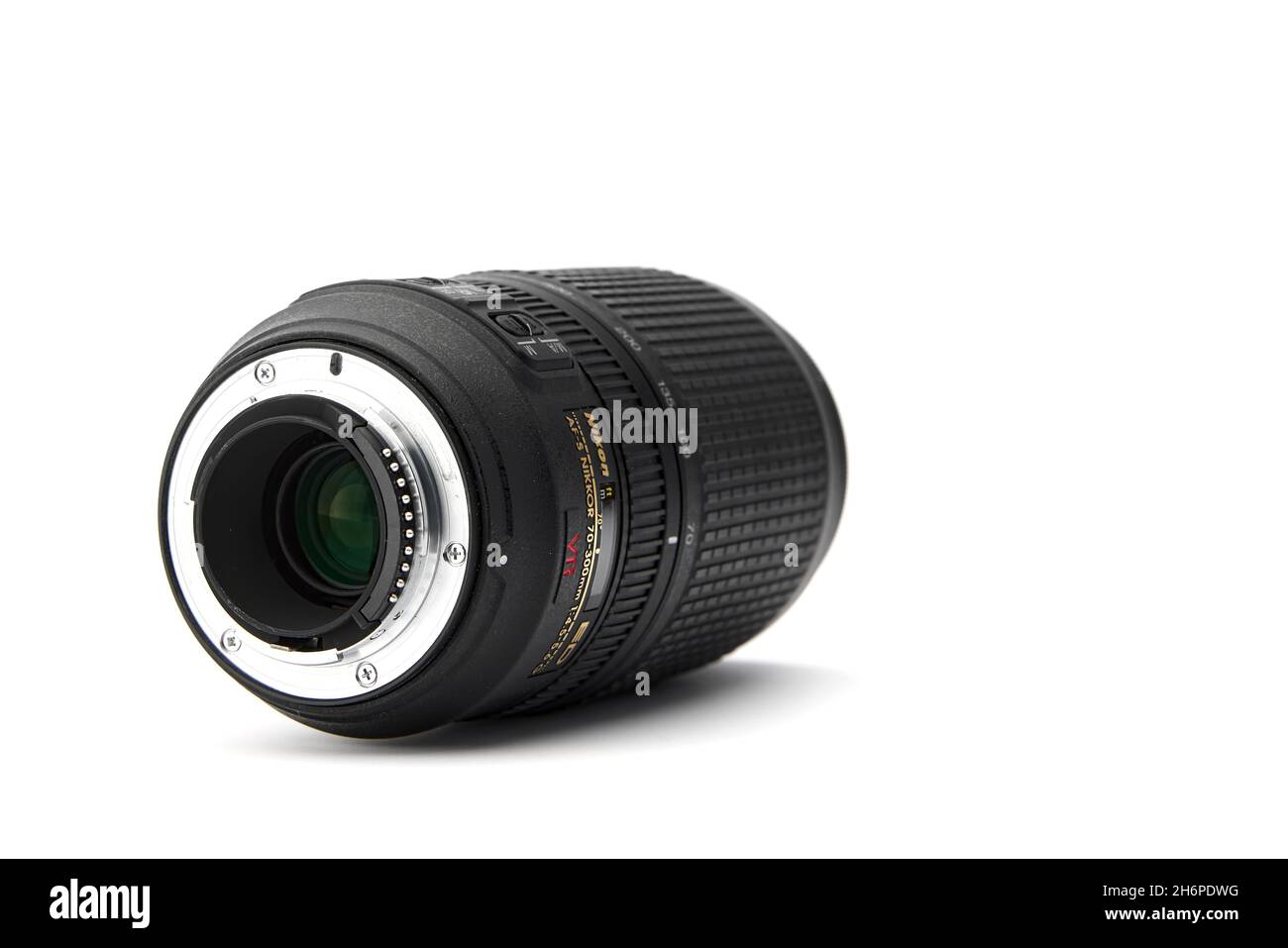 Téléobjectif Nikon Nikkor plein format pour appareils photo reflex numériques Nikon, Nikkor 70-300mm f4.5-5.6E ED VR sur fond blanc.03.04.2021, région de Rostov, Russi Banque D'Images