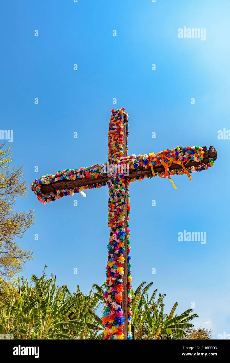 Crucifix décoré de fleurs avec ciel bleu dans le fond commun dans les festivals religieux traditionnels à l'intérieur du Brésil dans l'état de mi Banque D'Images