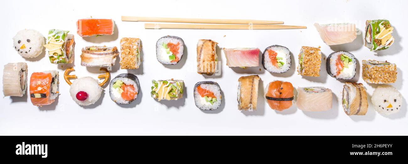 Sushi de Noël avec des petits pains décorés comme des symboles de Noël – père noël, cerf, bonhomme de neige, sapin, menu de bar à sushis de Noël, maquette de livraison festive Banque D'Images