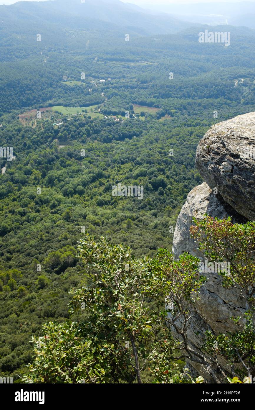 Superbe vue panoramique d'une vallée verdoyante en Catalogne paysage depuis le sommet d'une colline de falaise Banque D'Images