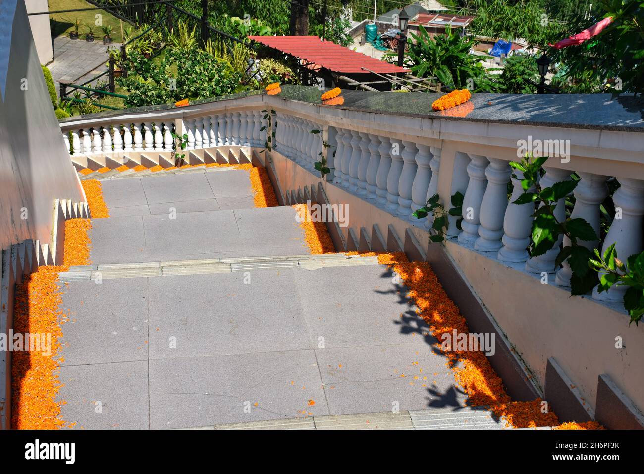 Escalier décoré de feuilles de fleurs marigold. Banque D'Images