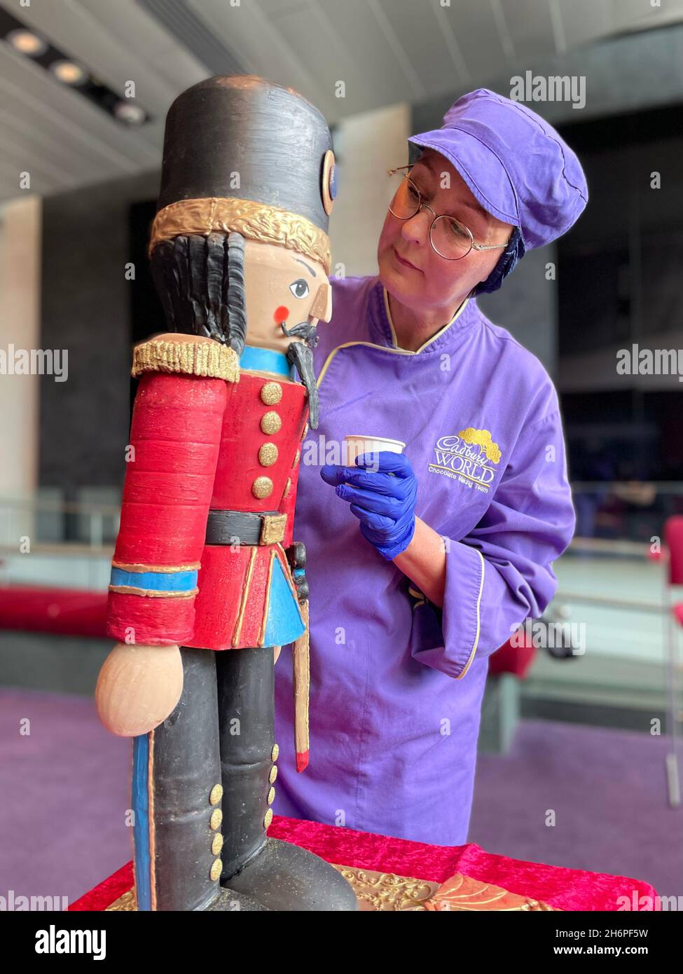 Dawn Jenks, chocolatier de Cadbury World, apporte la touche finale à un modèle de casse-noisette entièrement fabriqué à partir de chocolat, pour célébrer les premières représentations en dehors de Londres de l'emblématique livret du Birmingham Royal Ballet, à Cadbury World à Boirmingham.Date de la photo: Mercredi 17 novembre 2021. Banque D'Images