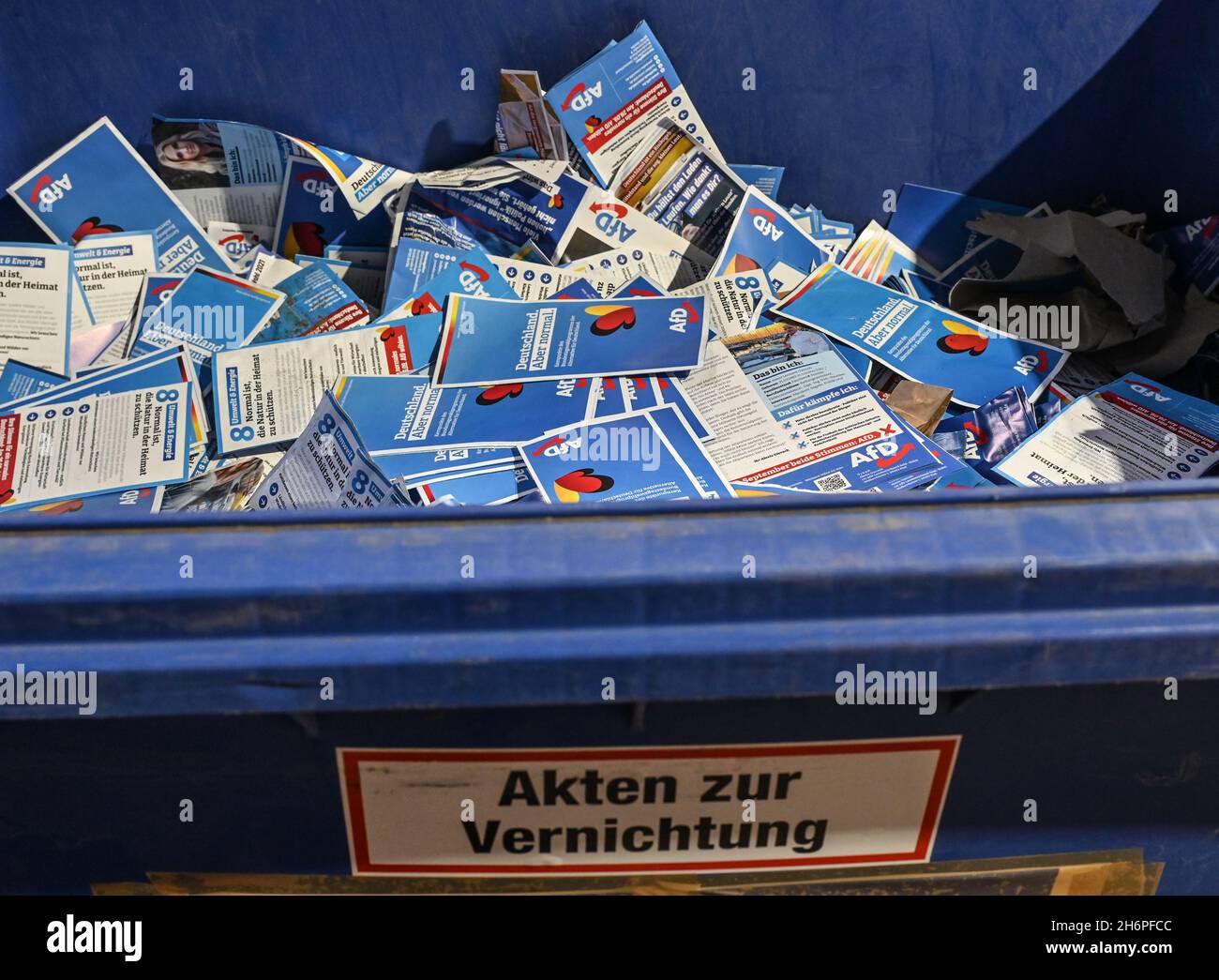 Brandenburg, Eisenhüttenstadt: 17 novembre 2021, dans une salle d'une entreprise d'élimination des déchets, les tracts AfD se trouvent dans un conteneur à déchiqueter plus tard.Le collectif d'artistes Zentrum für politische Schönheit (ZPS) a commencé à détruire les tracts de l'AfD non distribués de la campagne électorale du Bundestag.À cette fin, environ 30 tonnes de matériel publicitaire imprimé ont été livrées mercredi d'une installation de stockage temporaire à Ludwigsfelde à une société de déchiquetage de fichiers à Eisenhüttenstadt.Le collectif d'artistes avait trompé l'AfD dans la campagne électorale avec un 'Flyerservice Hahn' spécialement fondé et offert Banque D'Images