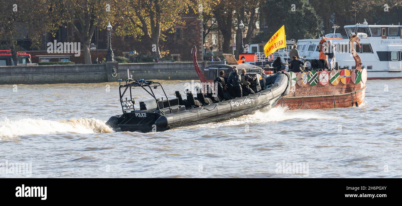Londres, Royaume-Uni.17 novembre 2021.Hare Krishna bateau sur la Tamise à Westminster London crédit: Ian Davidson/Alay Live News Banque D'Images