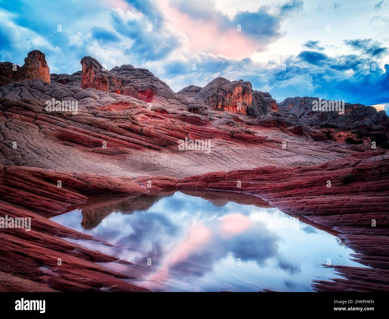 Pocket blanc avec l'eau de pluie piscines et le coucher du soleil. Vermilion Cliffs National Monument, Arizona Banque D'Images