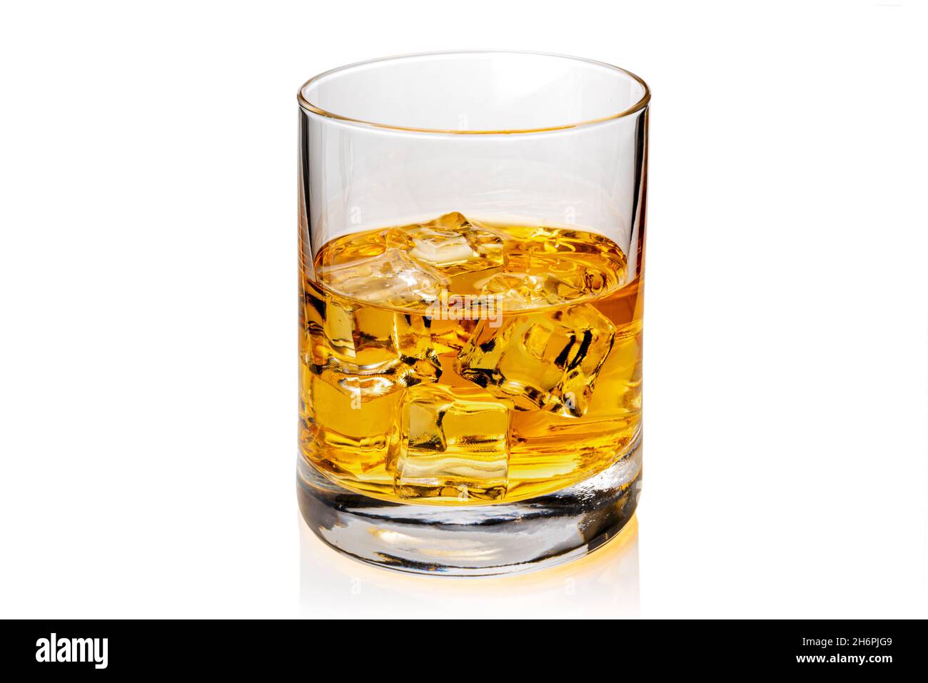 Verre de whisky ou de whisky ou de bourbon du Kentucky américain avec glaçons et son reflet sur le plan. Isolé sur blanc Banque D'Images