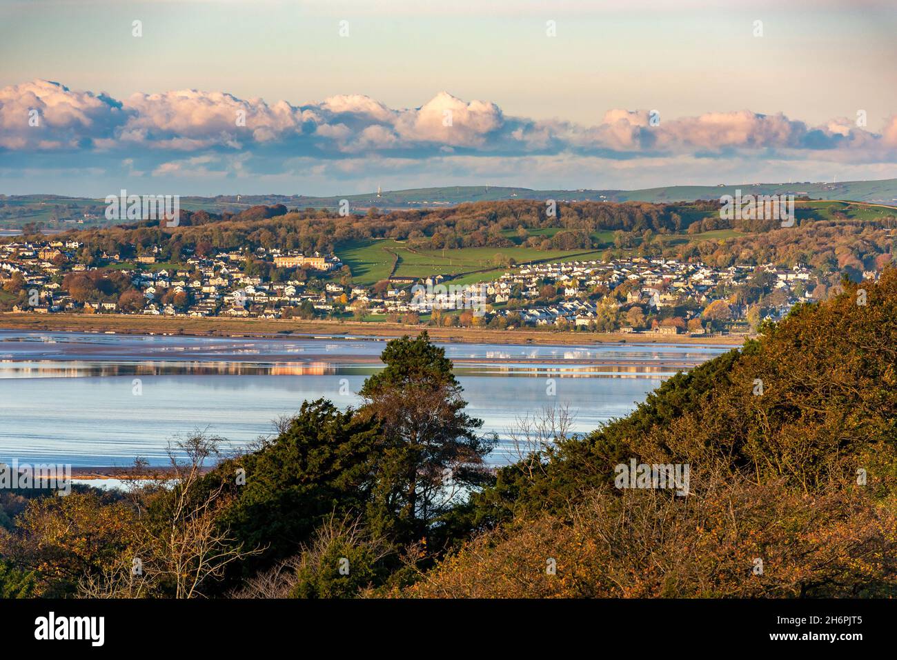 Vue du matin sur Grange-over-Sands, baie de Morecambe depuis Arnside Knott, Arnside, Milnthorpe, Cumbria, Royaume-Uni. Banque D'Images