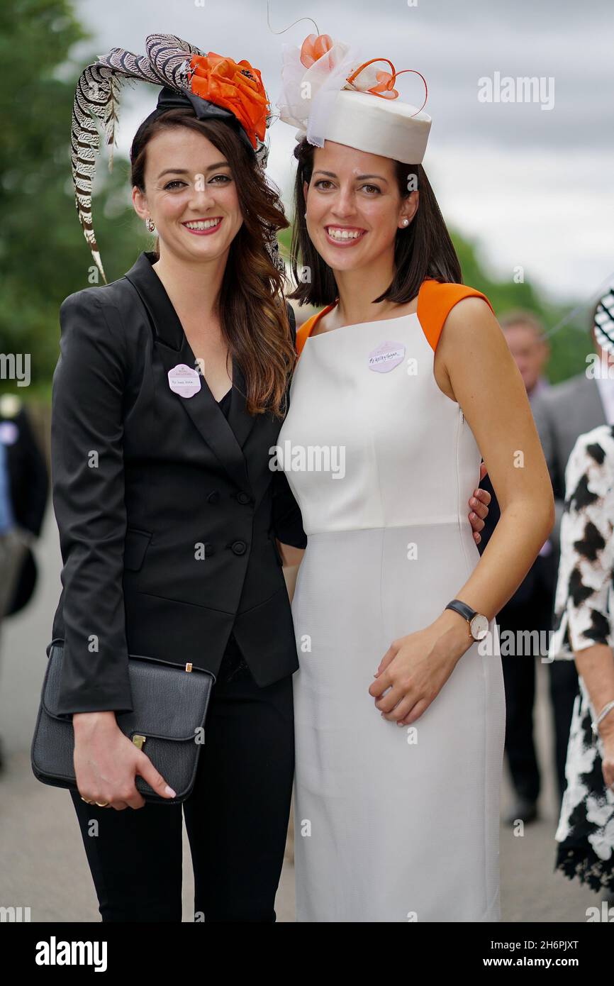 Un couple élégamment habillé est prêt à entrer dans l'hippodrome d'Ascot Banque D'Images