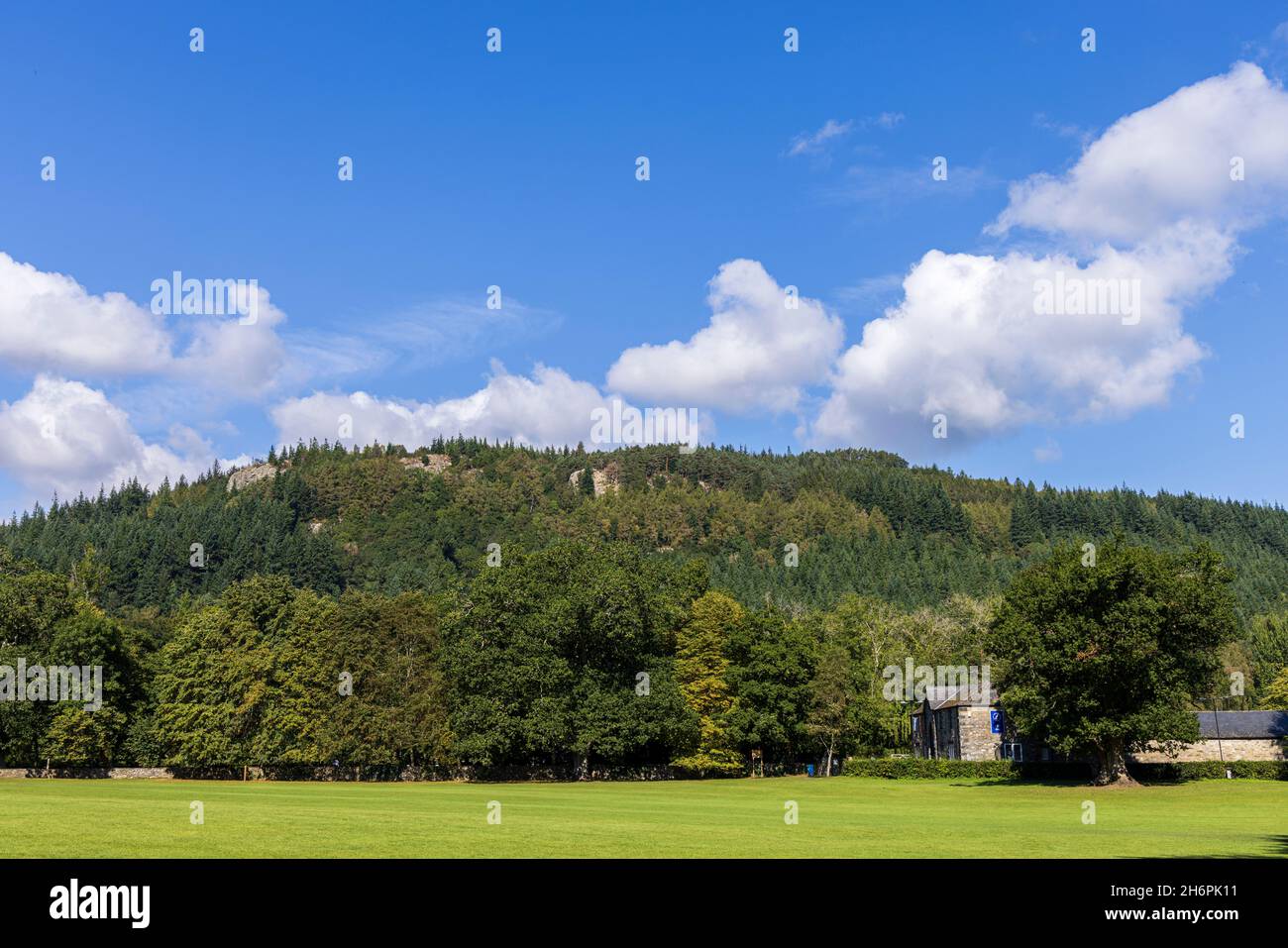 Grande pelouse en herbe verte en face de la gare de Betws y Coed, pays de Galles, Royaume-Uni, Banque D'Images