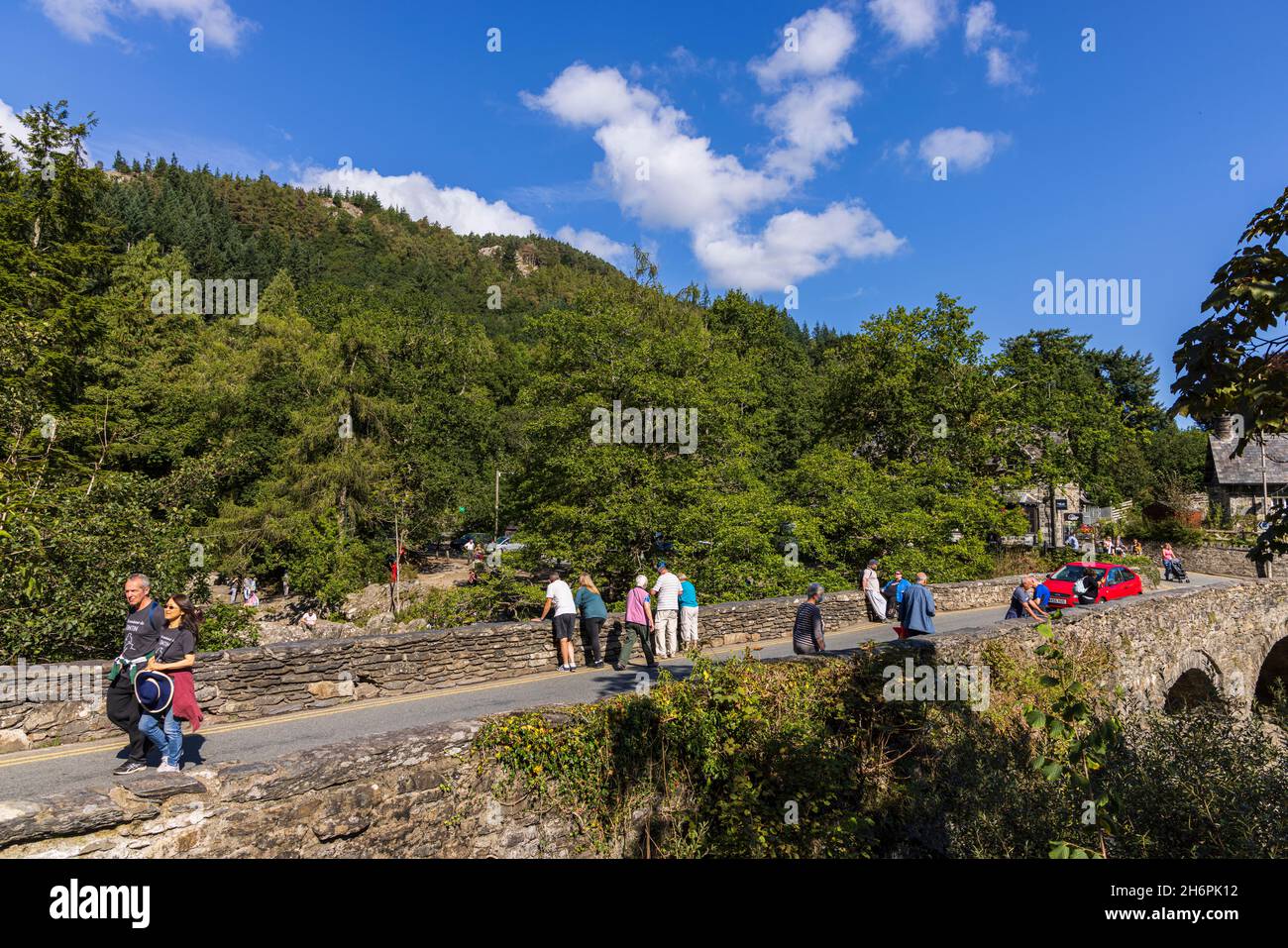 Pont sur la rivière Afon Llugwy avec les touristes, Betws y Coed, pays de Galles, Royaume-Uni, Banque D'Images