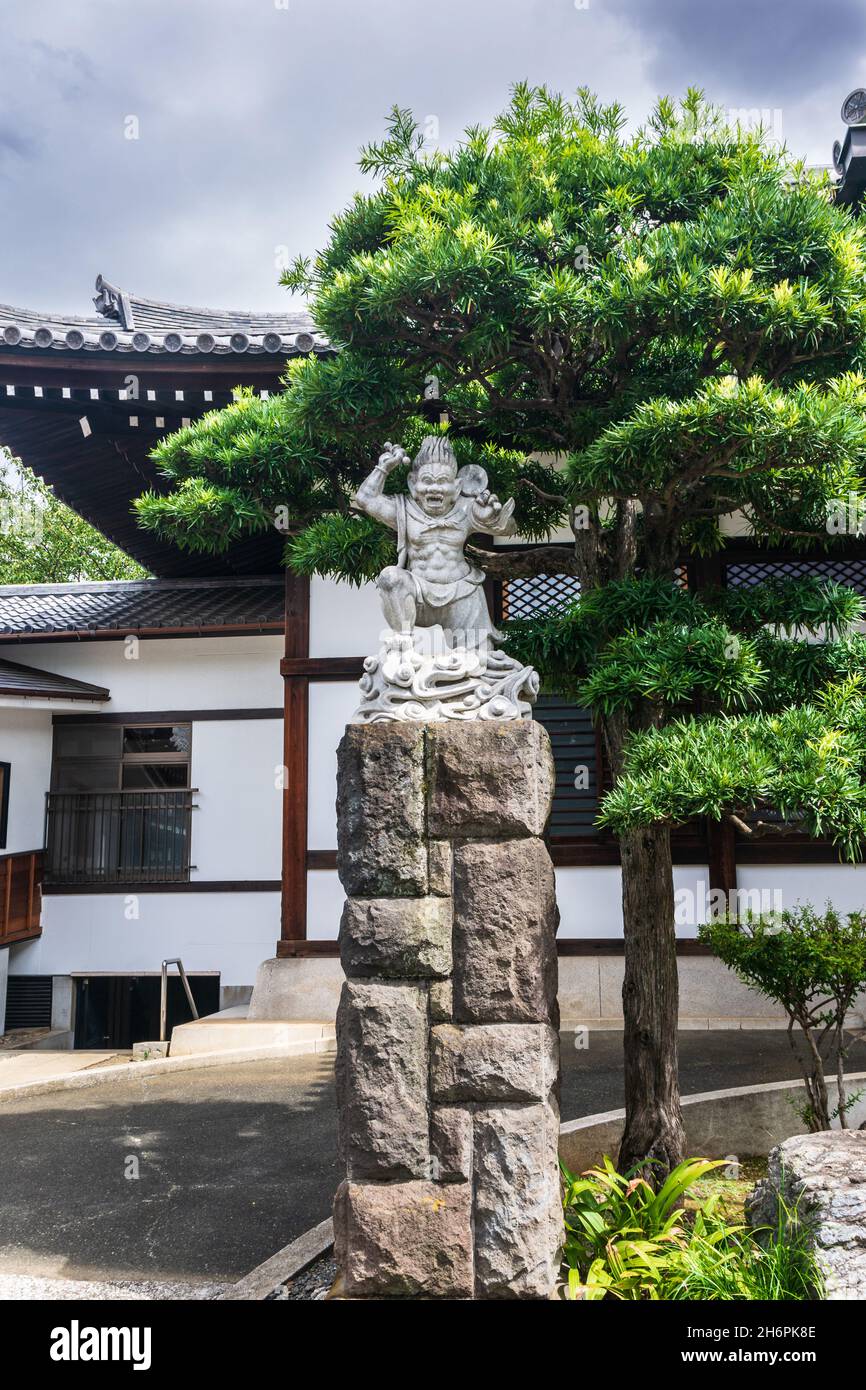 Tokyo, Japon, Asie - 8 septembre 2019 : Statue dans le jardin du temple de Chokokoku Banque D'Images