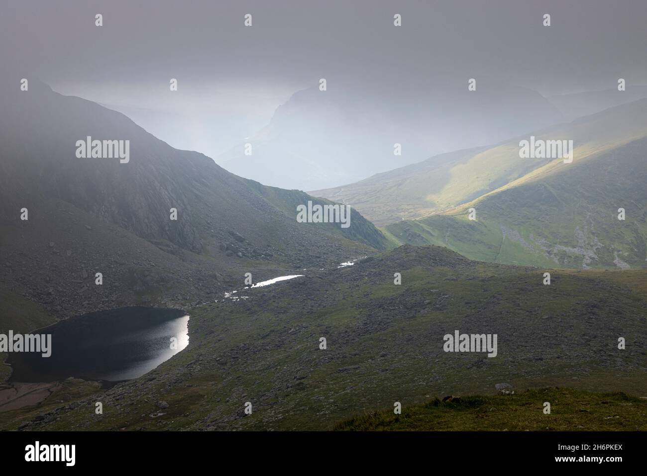 Vue sur le lac Llyn dur Arddu dans le brouillard depuis la gare de Clogwyn, Snowdonia, pays de Galles, Royaume-Uni, Banque D'Images