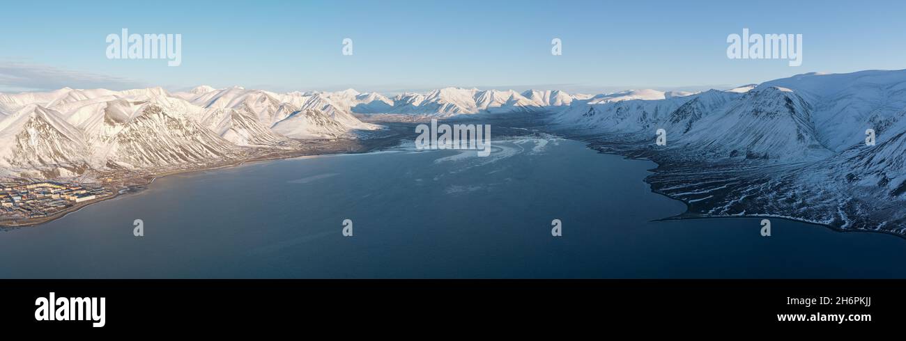 Panorama des montagnes côtières de la péninsule de Chukotski recouverte de neige.Par temps solaire. Banque D'Images