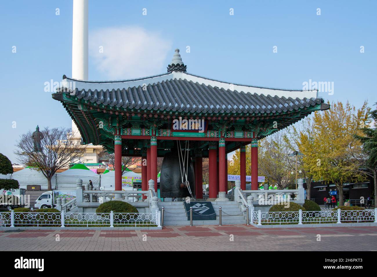 Busan, Corée du Sud - 28 novembre 2015 : le parc Yongdusan.Pavillon dans le parc. Banque D'Images