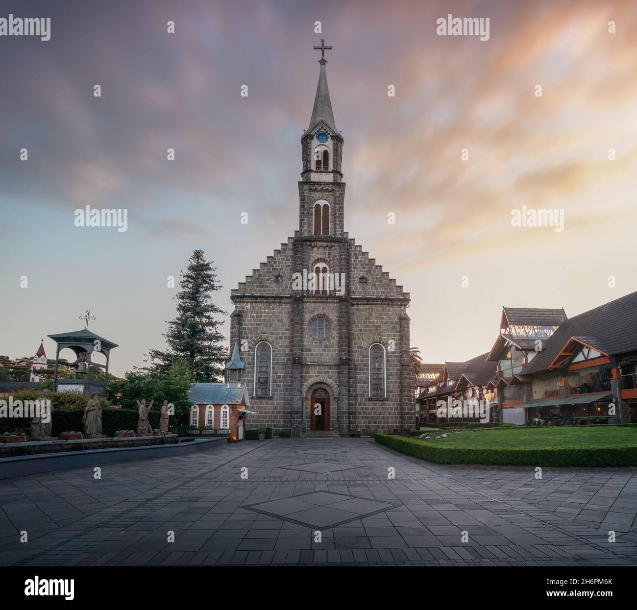 Église Saint-Pierre (Igreja Matriz Sao Pedro) au coucher du soleil - Gramado, Rio Grande do Sul, Brésil Banque D'Images