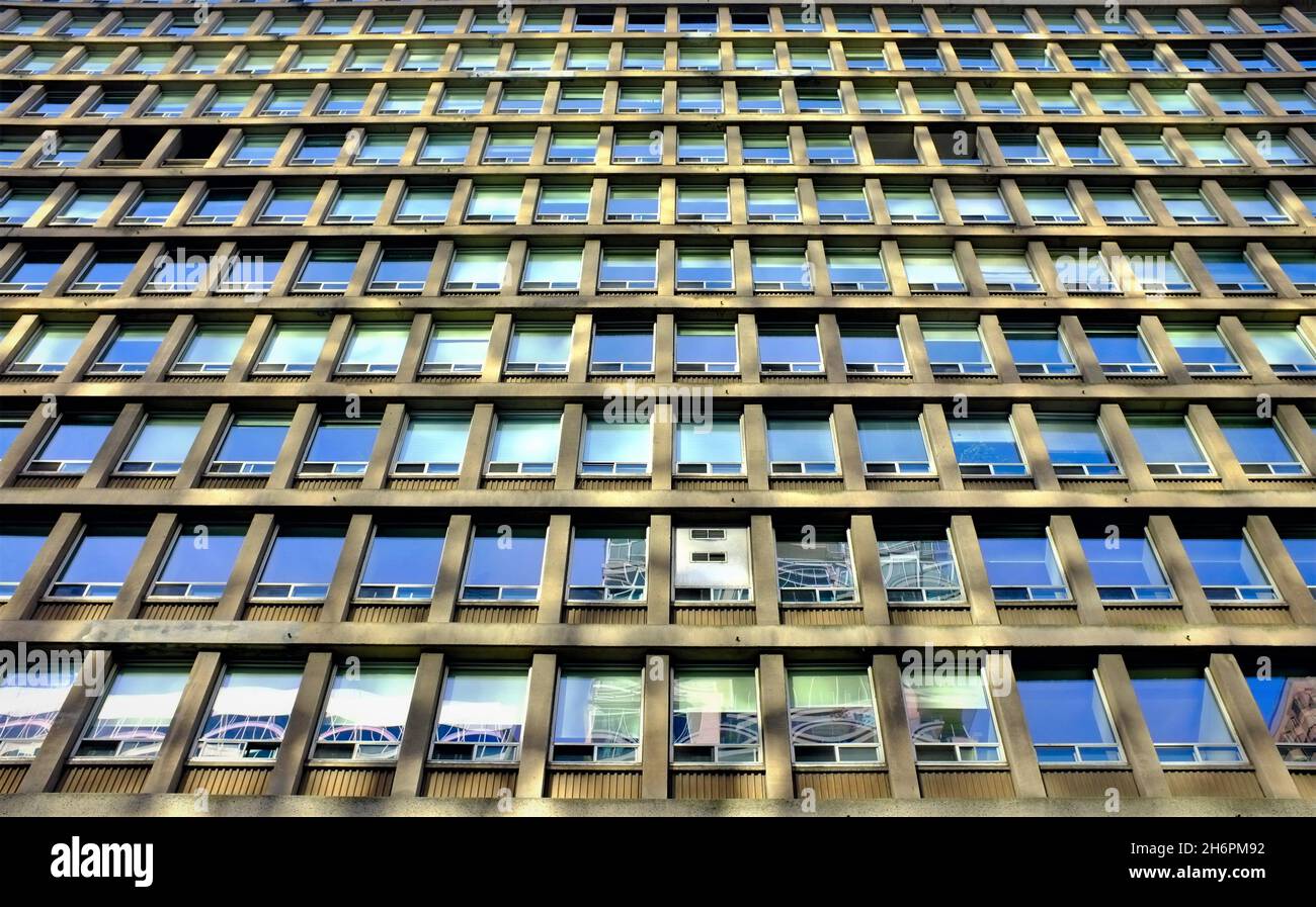 Windows lignes et lignes d'un bâtiment dans le centre-ville de Toronto Banque D'Images