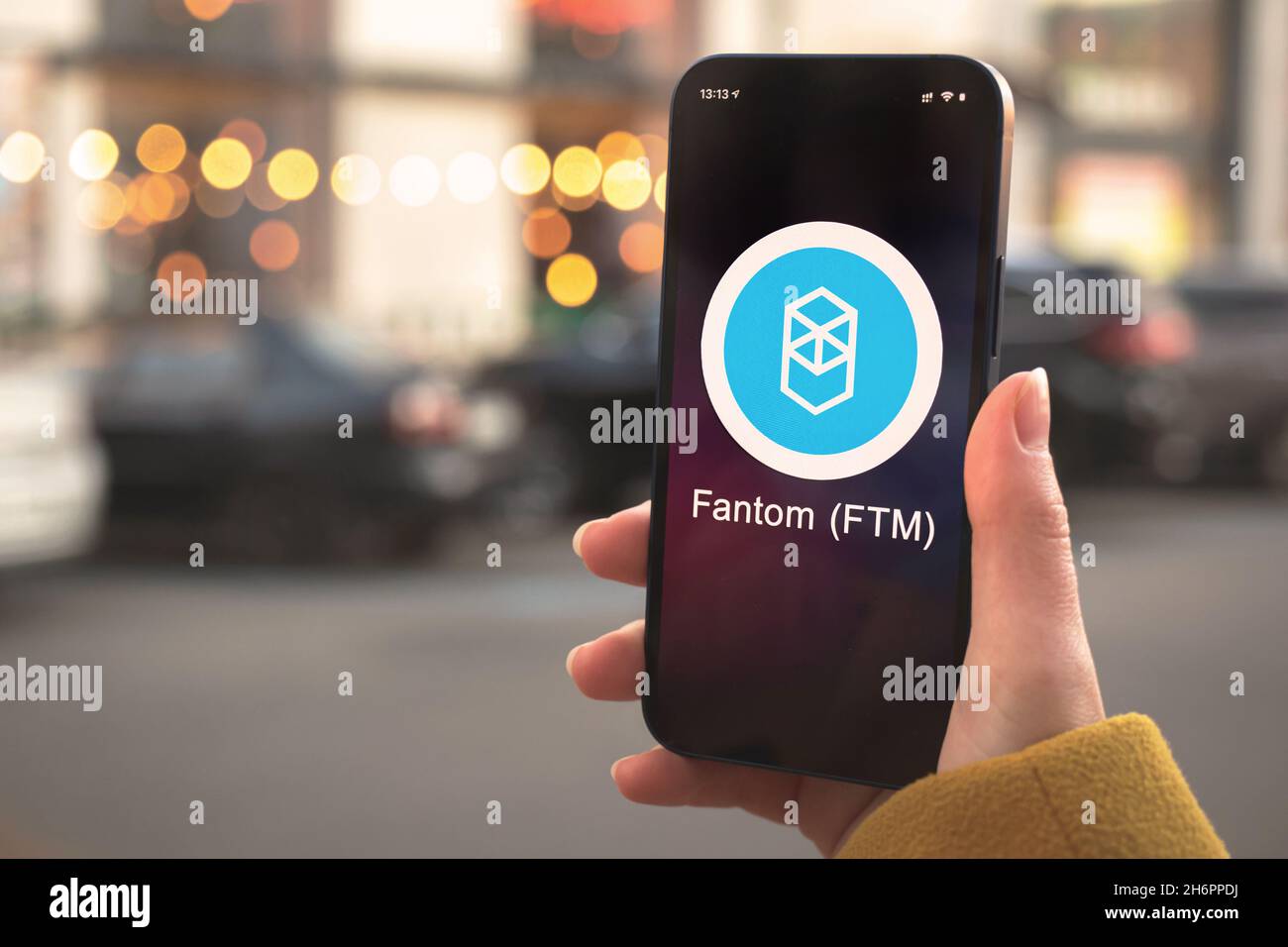 Symbole de crypto-monnaie FTM Fantom, logo.Concept commercial et  financier.Main avec smartphone, écran avec icône de chiffrement en gros  plan Photo Stock - Alamy