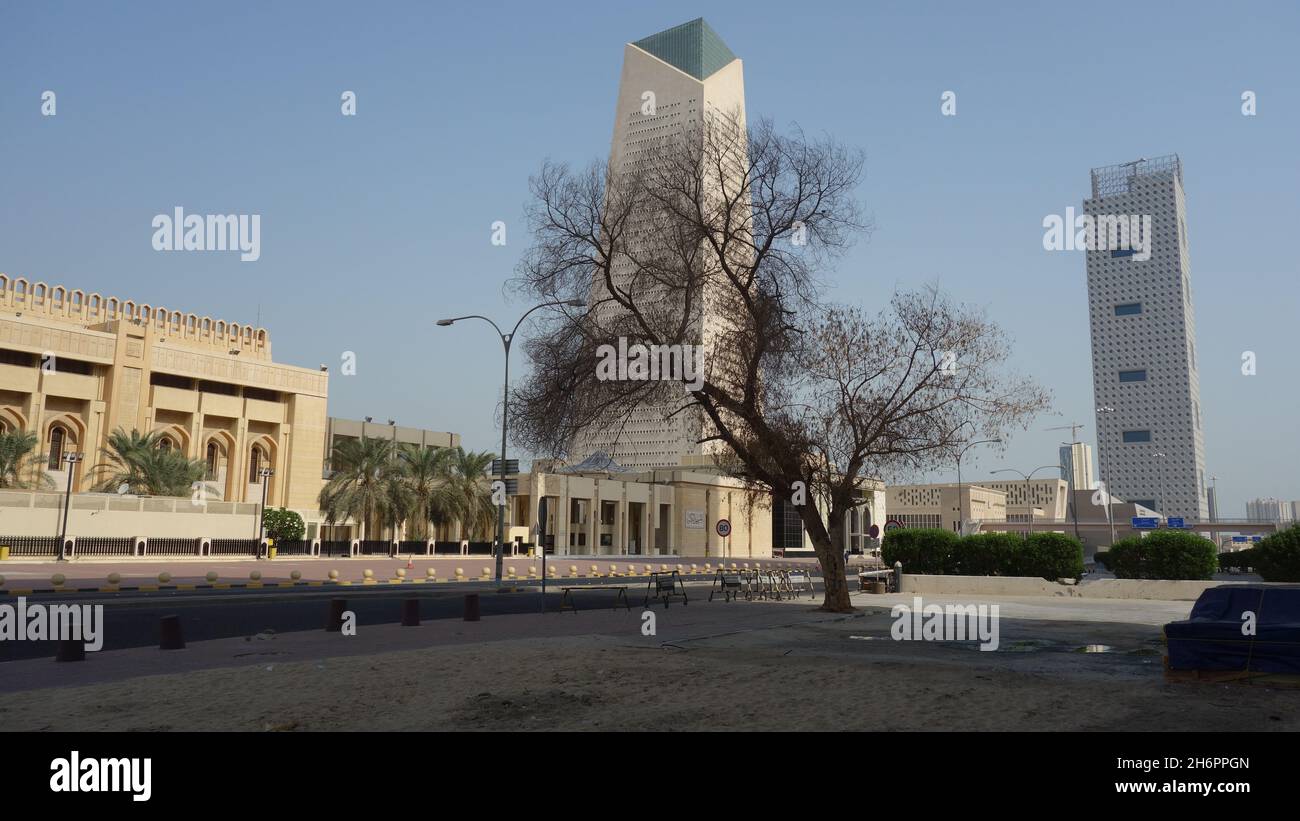 Rue 105 Koweït City.La Grande Mosquée et la Banque centrale du Koweït Banque D'Images