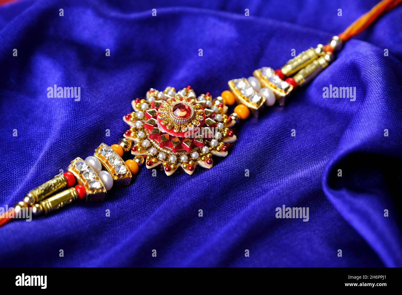Fête indienne: Raksha bandhan Raakhi avec des bonbons cadeaux fleurs et diya, Raksha Bandhan (caution de protection et de soin). Banque D'Images