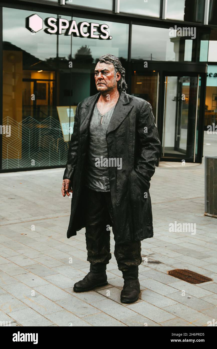 La statue de la sculpture Wanderer du sculpteur Sean Henry sur High Street Outside Spaces Offices dans le centre-ville de Woking, Surrey, Angleterre, Royaume-Uni, 2021 Banque D'Images