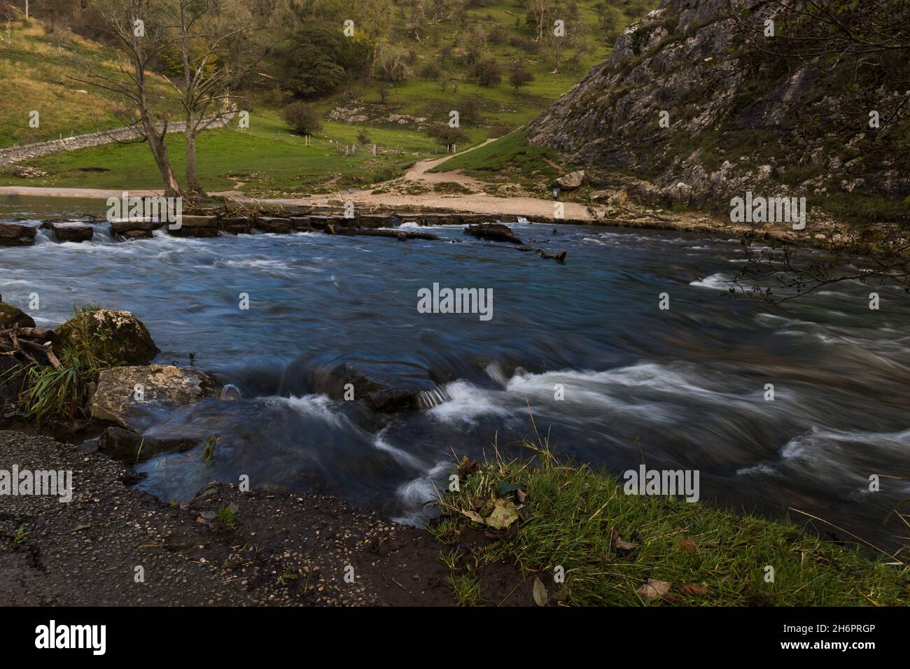 Des pierres sur la rivière Dove dans le Peak District, Derbyshire.Photo prise en exposition longue le 4 novembre 2021. Banque D'Images