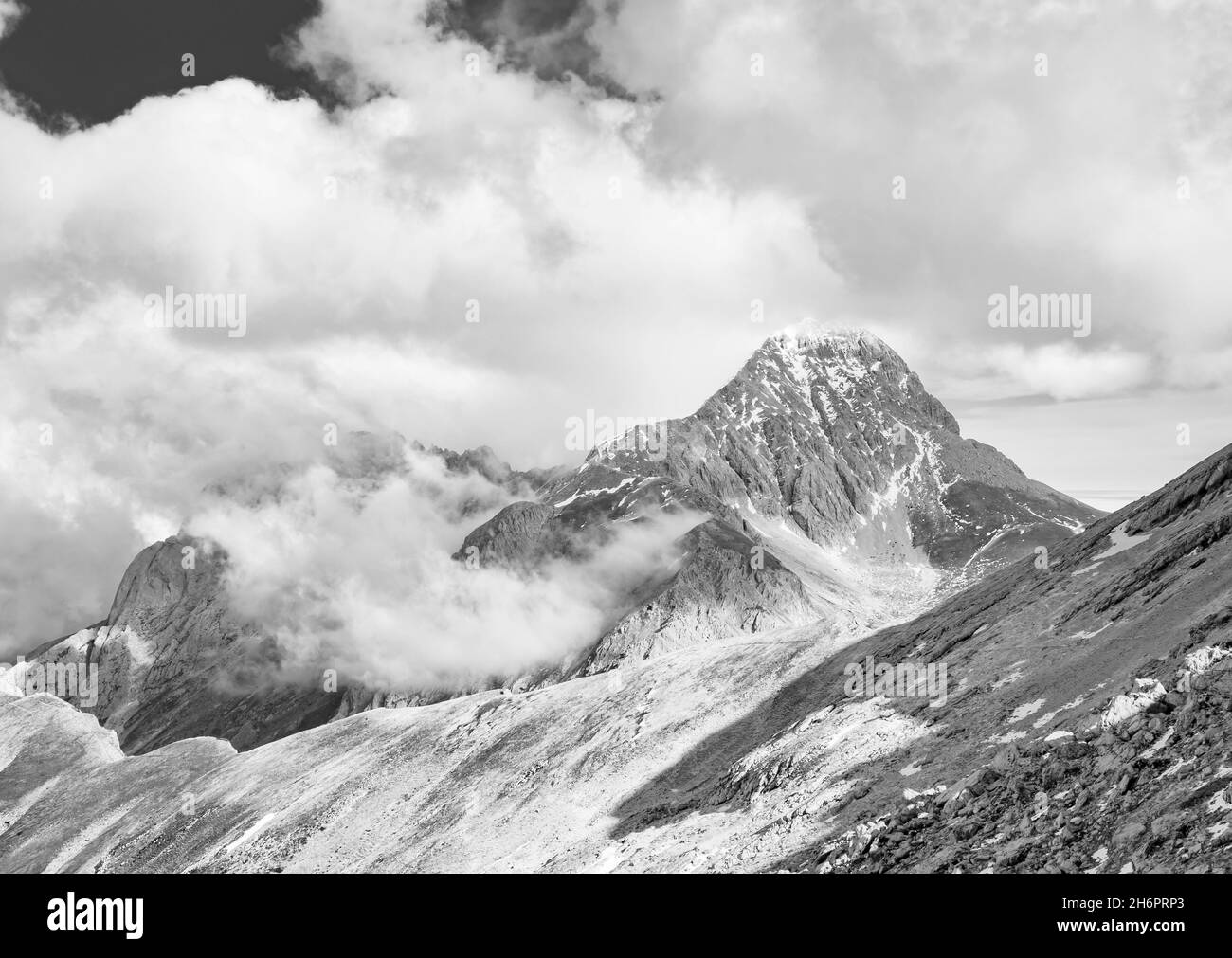 Gran Sasso (Italie) - le sommet de montagne du centre de l'Italie, région des Abruzzes, avec randonneur qui pratique le trekking à haute altitude.Ici avec Pizzo Cefalone Banque D'Images