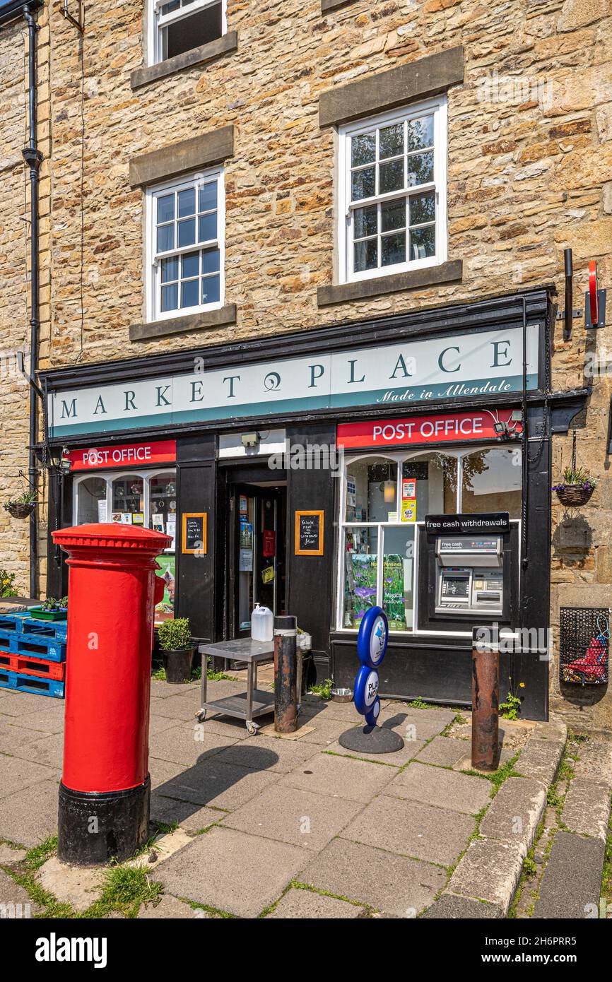 Une boutique et un bureau de poste dans le village de la ville d'Allendale sur les Pennines, Northumberland Royaume-Uni Banque D'Images