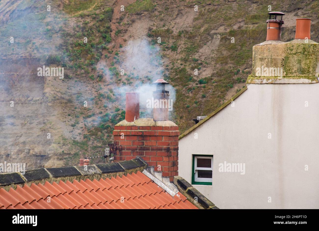 Fumée venant d'une cheminée de maison, North Yorkshire, Royaume-Uni Banque D'Images
