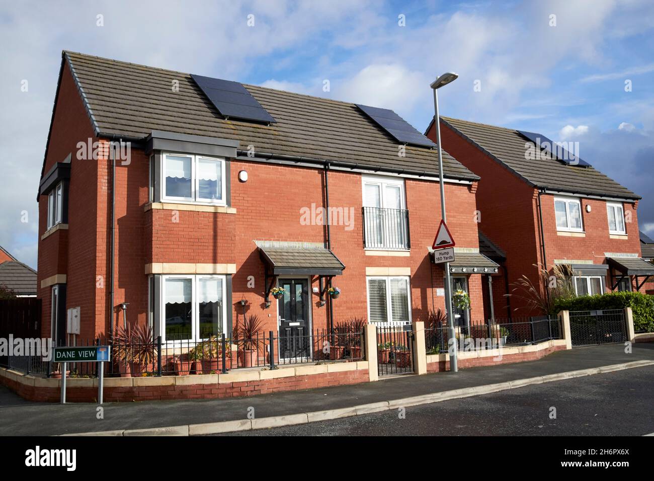 Petite banque de panneaux solaires sur de nouvelles maisons de construction à Liverpool merseyside royaume-uni Banque D'Images