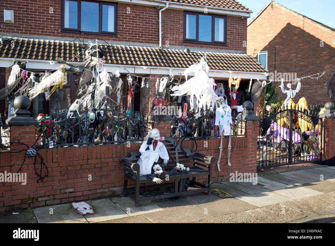 Quantité massive de décorations d'halloween à l'extérieur d'une maison à kirkby Liverpool merseyside royaume-uni Banque D'Images