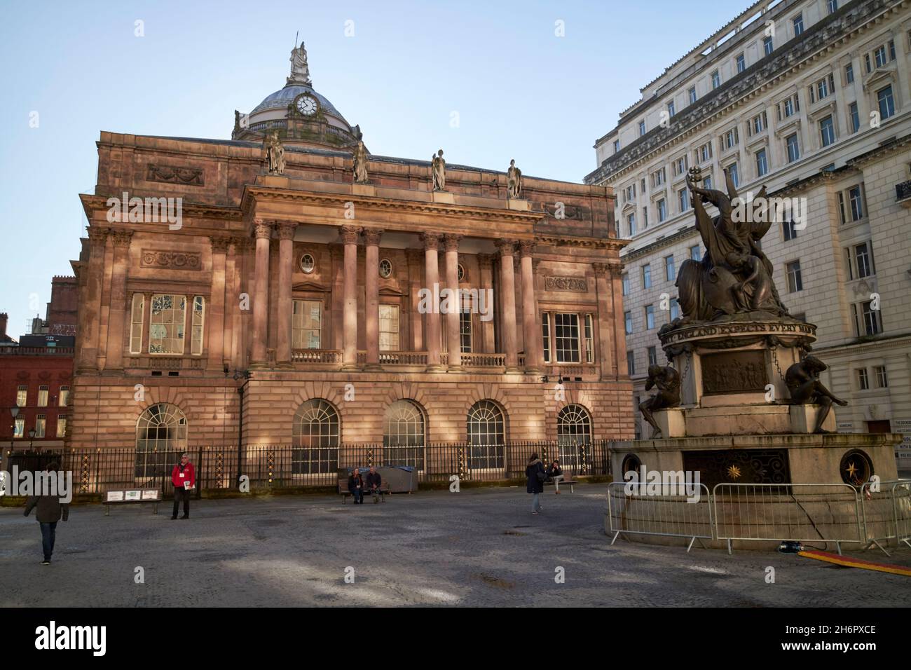 Arrière de l'hôtel de ville de liverpool et drapeaux d'échange monument nelson Liverpool merseyside royaume-uni Banque D'Images