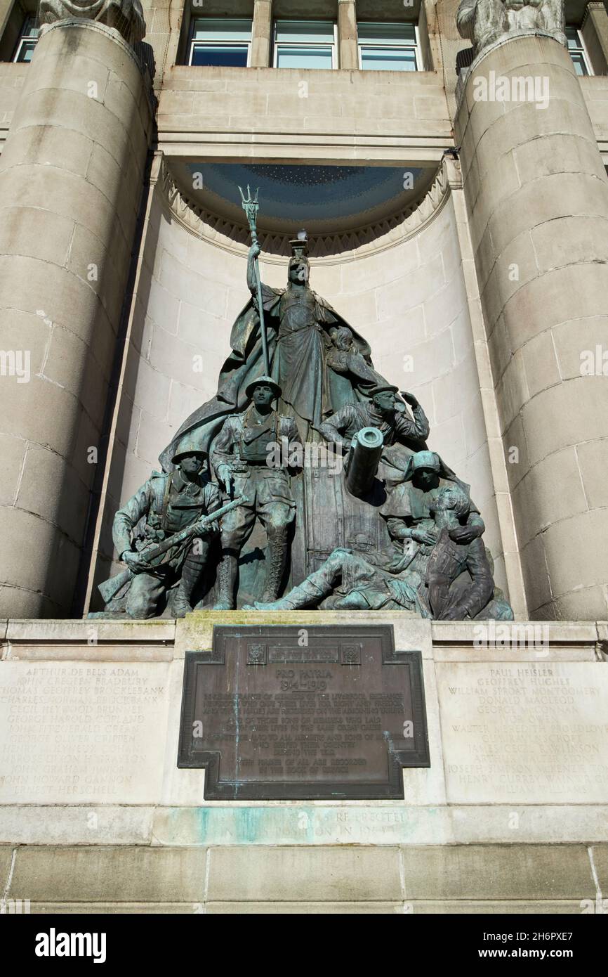 Mémorial de la première guerre mondiale par joseph phillips peut-être le premier du genre dans le drapeau d'échange mondial de bâtiments Liverpool merseyside royaume-uni Banque D'Images