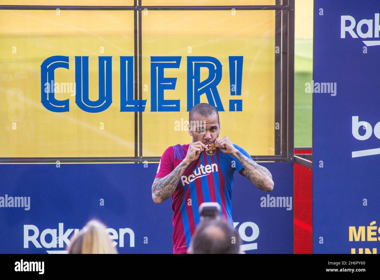 Barcelone, Catalogne, Espagne.17 novembre 2021.Daniel Alves est vu dans sa présentation au FC Barcelone.Présentation du joueur Dani Alves à son retour au FC Barcelone (Credit image: © Thiago Prudencio/DAX via ZUMA Press Wire) Banque D'Images