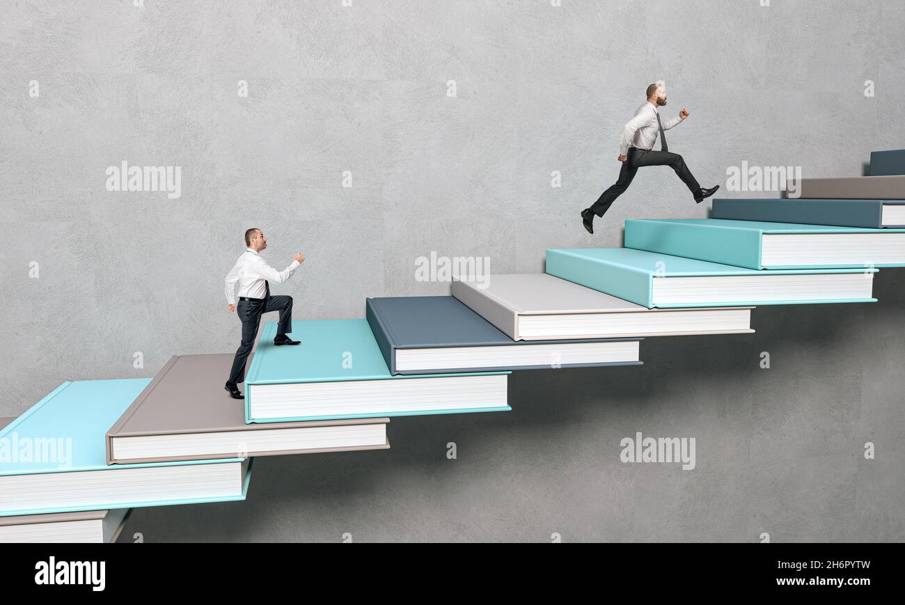 les hommes d'affaires grimpent sur une échelle faite de livres. concept de la connaissance Banque D'Images