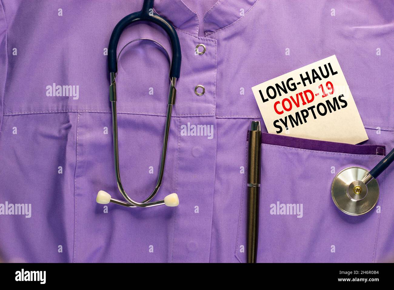 COVID-19 symbole symptômes de covid long-courrier.Carte blanche avec mots long-haul covid-19 symptômes.Uniforme médical, stylo métallique et stéthoscope.Médical, CO Banque D'Images