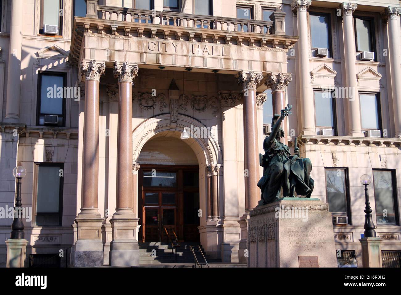 L'hôtel de ville de Jersey avec la statue métallique devant vous pendant le coucher du soleil Banque D'Images