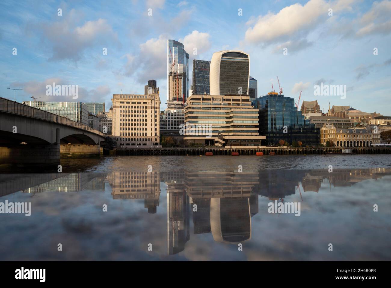 Londres, Royaume-Uni.17 novembre 2021.Les gratte-ciels du quartier financier de la City de Londres sont à l'image.L'Office for National Statistics a signalé que l'indice des prix à la consommation de l'inflation annuelle a augmenté à 4.2% en octobre, contre 3.1% en septembre, le taux le plus élevé depuis novembre 2011, et la Banque d'Angleterre pourrait réagir en augmentant les taux d'intérêt.Credit: Stephen Chung / Alamy Live News Banque D'Images