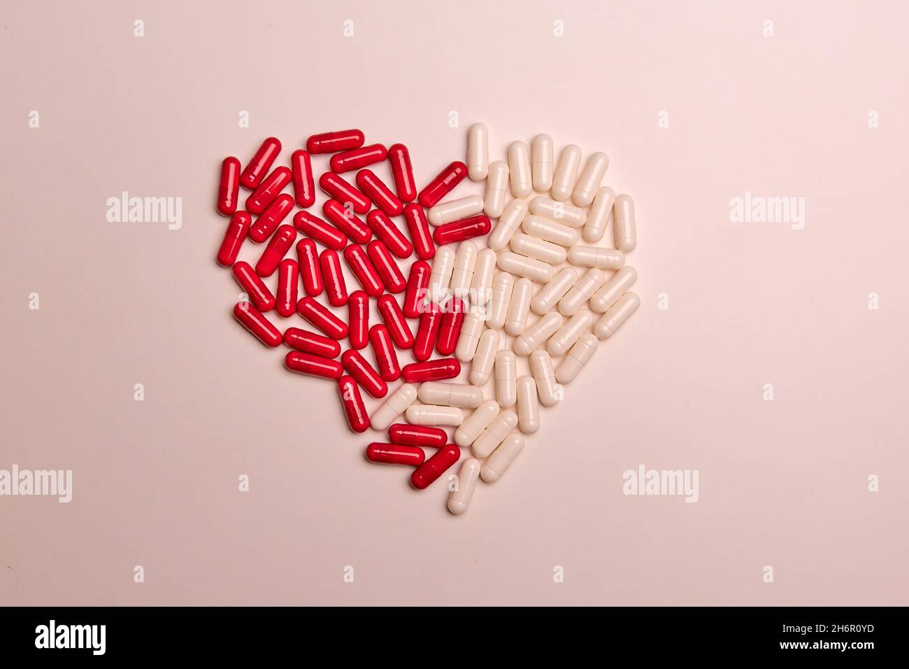 Beaucoup de pilules blanches de capsule vitamine B3 sur un fond coloré.Suppléments et médicaments qui sont bons pour votre santé Banque D'Images