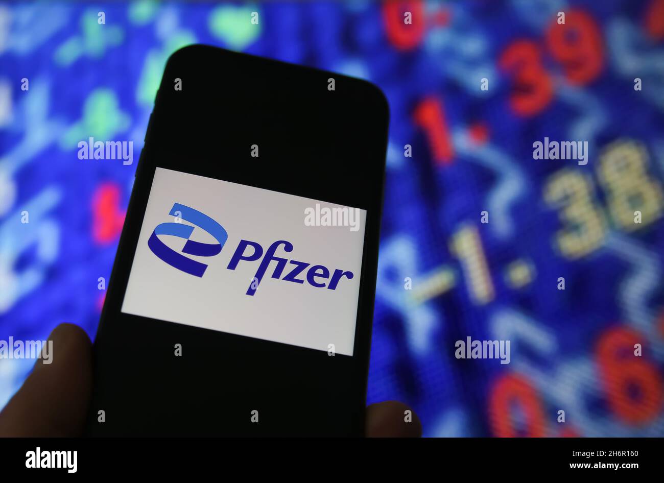 Viersen, Allemagne - juin 6.2021: Gros plan de l'écran de téléphone mobile avec logo lettrage de Pfizer, fond de graphique boursier Banque D'Images