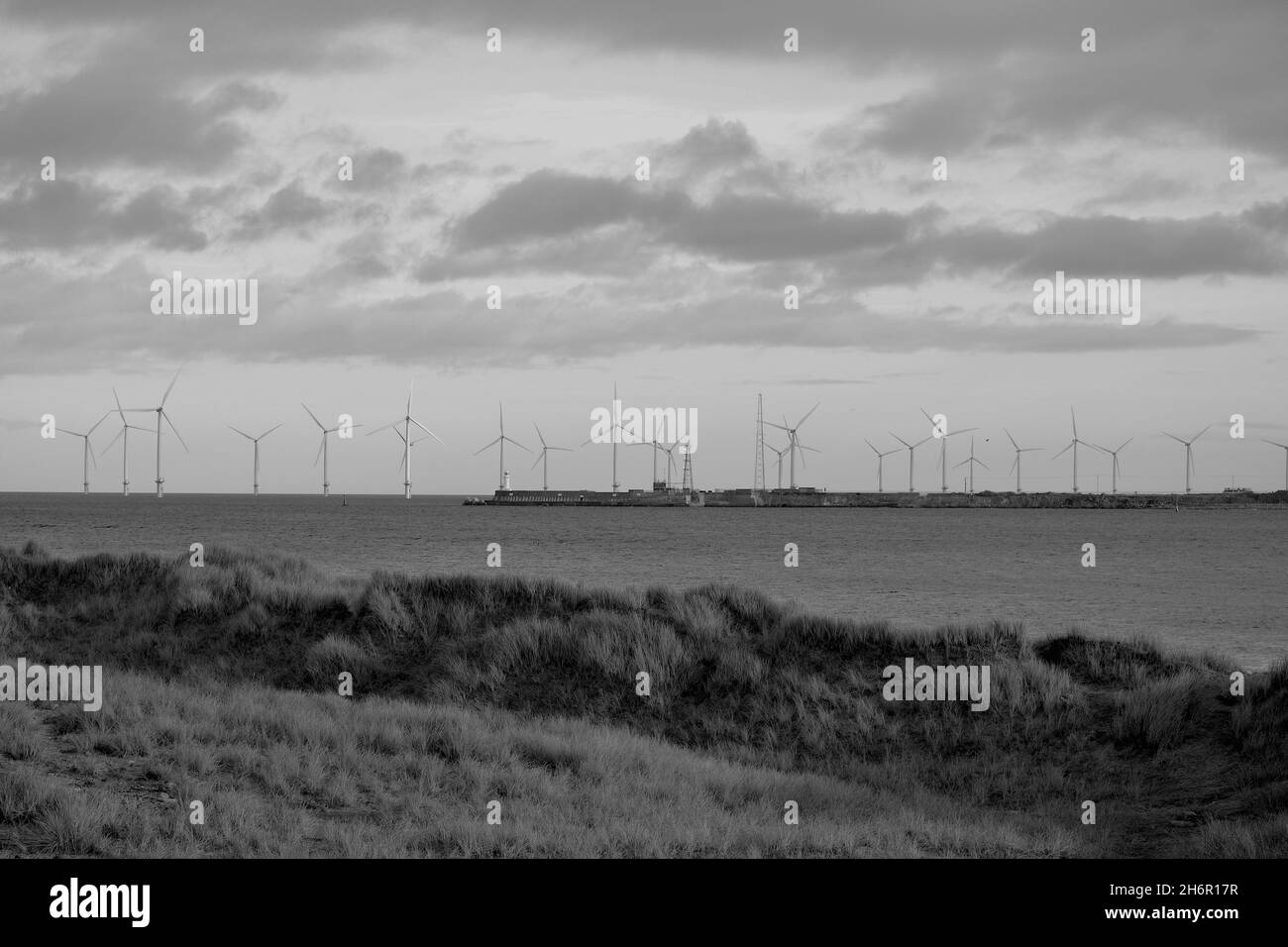 Image en noir et blanc à éclairage naturel du parc d'éoliennes de Teesside, photographiée depuis North Gare, Hartlepool, en direction de la mer du Nord et de la gare du Sud. Banque D'Images