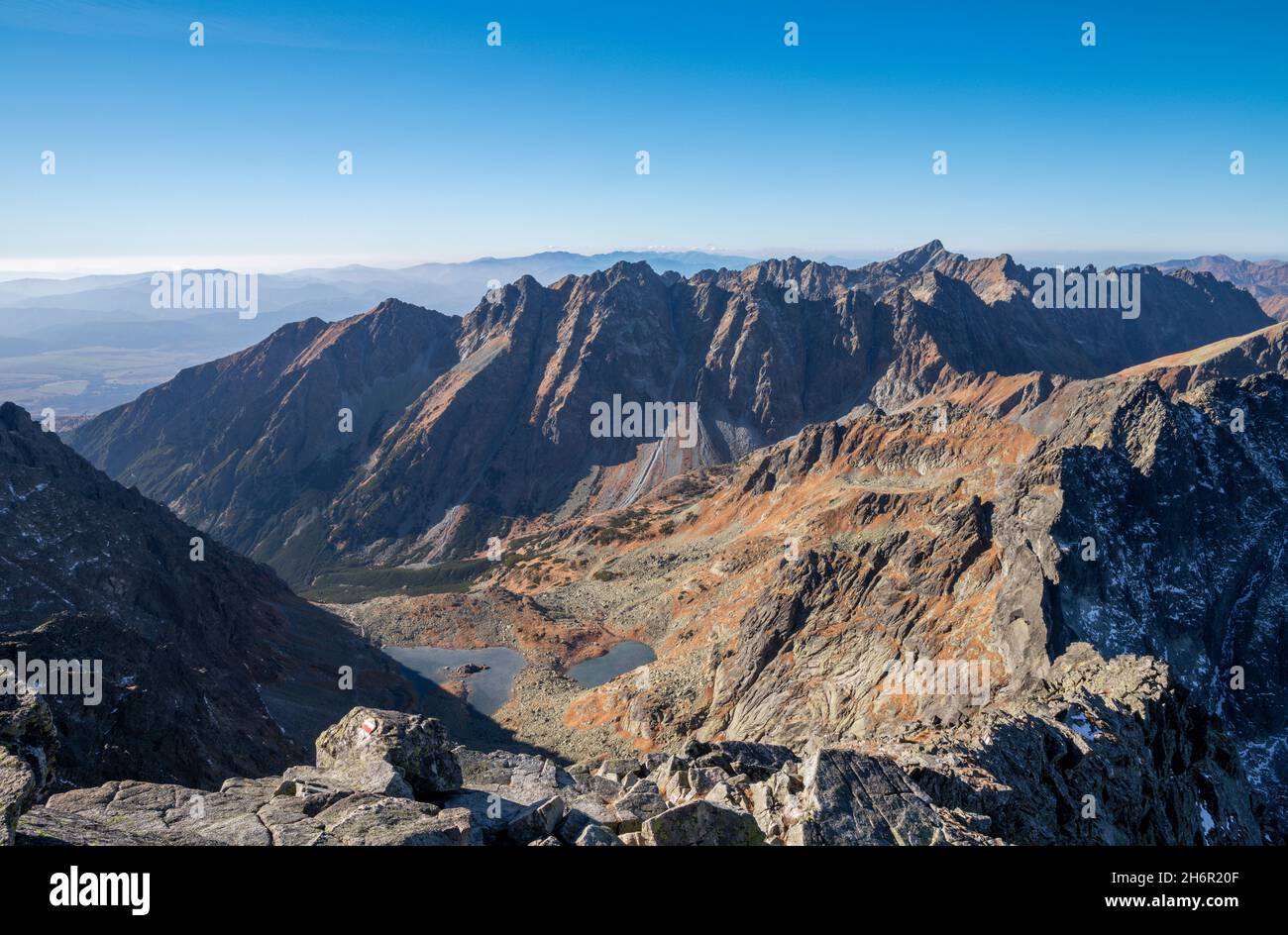 High Tatras - Slovaquie - le regard aux lacs de Zabie plesa avec les pics de Satan et de Krivan en arrière-plan à partir du pic de Rysy. Banque D'Images