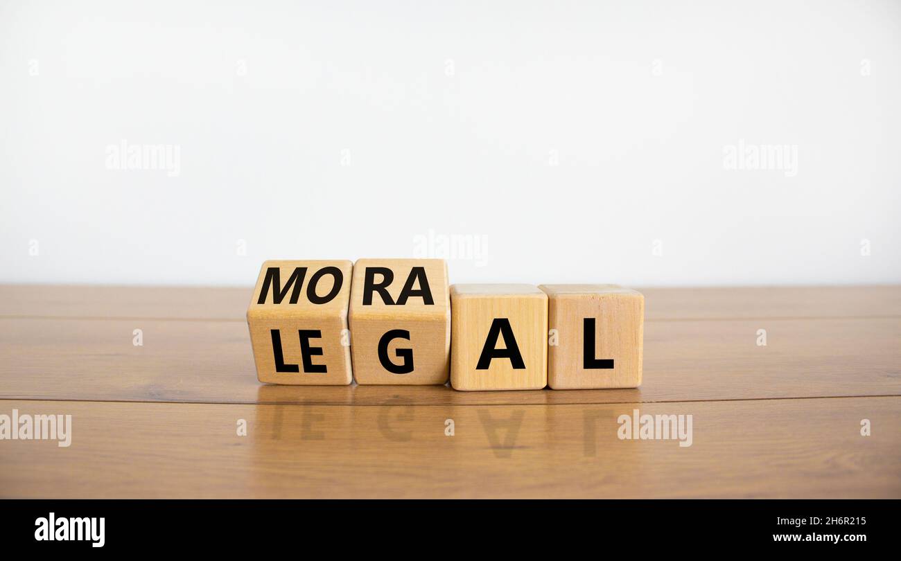 Symbole moral ou légal.A tourné des cubes en bois et a changé le mot 'legal' à 'oral' sur une belle table en bois, fond blanc.Affaires et morale o Banque D'Images