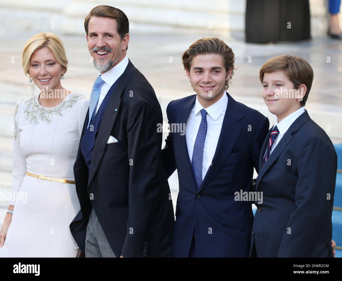 Le prince héritier Pavlos et la princesse Marie-Chantal de Grèce, avec leurs fils.Le prince Philippos de Grèce et Nina Flohr se marient à la cathédrale d'Athènes. Banque D'Images