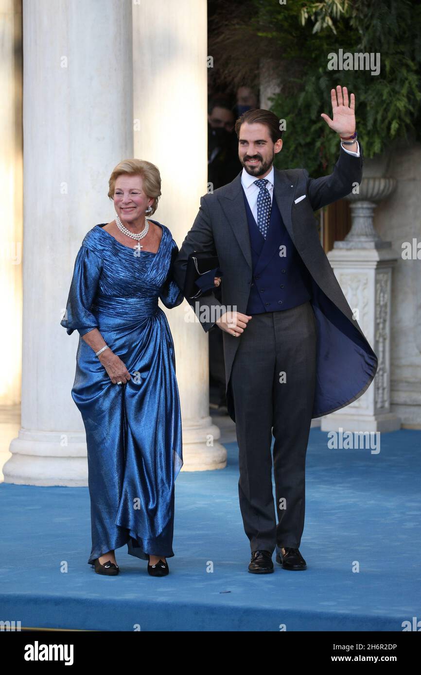 L'ancienne Reine de Grèce Anne-Marie escorte son fils Philippos avant sa cérémonie de mariage avec Nina Flohr, le prince Philippos de Grèce et le mariage de Nina Flohr à la cathédrale d'Athènes. Banque D'Images
