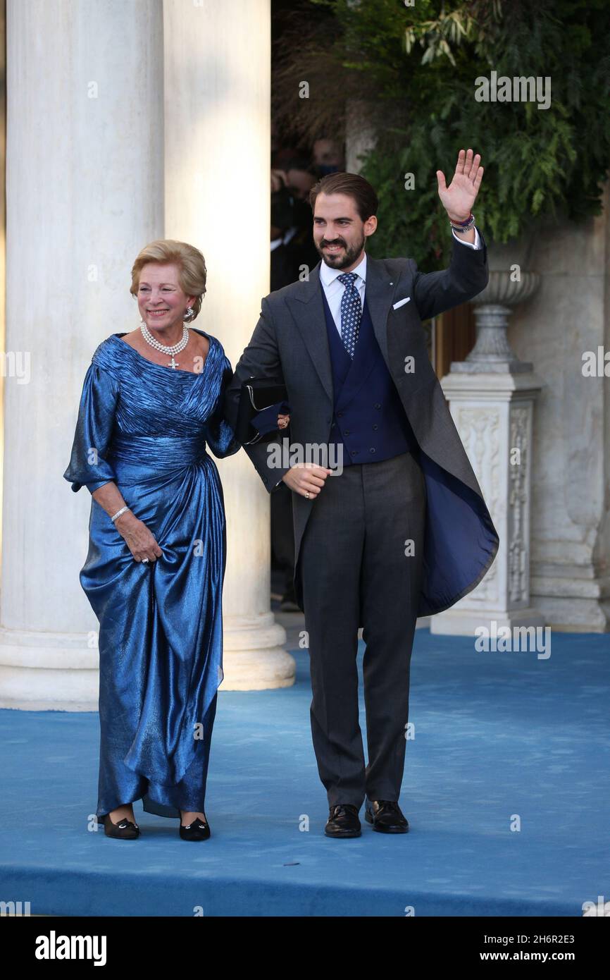 L'ancienne Reine de Grèce Anne-Marie escorte son fils Philippos avant sa cérémonie de mariage avec Nina Flohr, le prince Philippos de Grèce et le mariage de Nina Flohr à la cathédrale d'Athènes. Banque D'Images