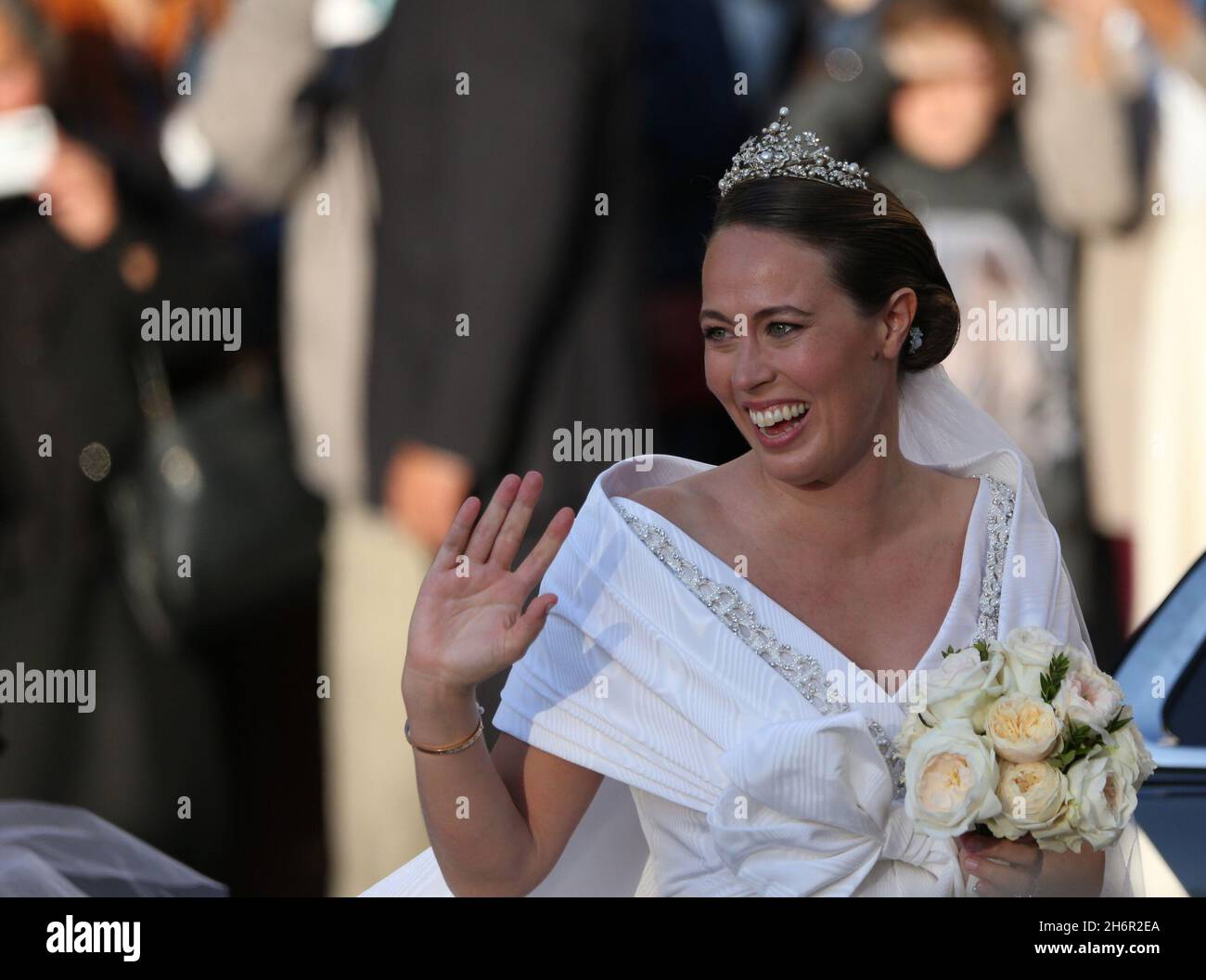 Nina Flohr avec son père arrive dans l'église.Le prince Philippos de Grèce et Nina Flohr se marient à la cathédrale d'Athènes. Banque D'Images