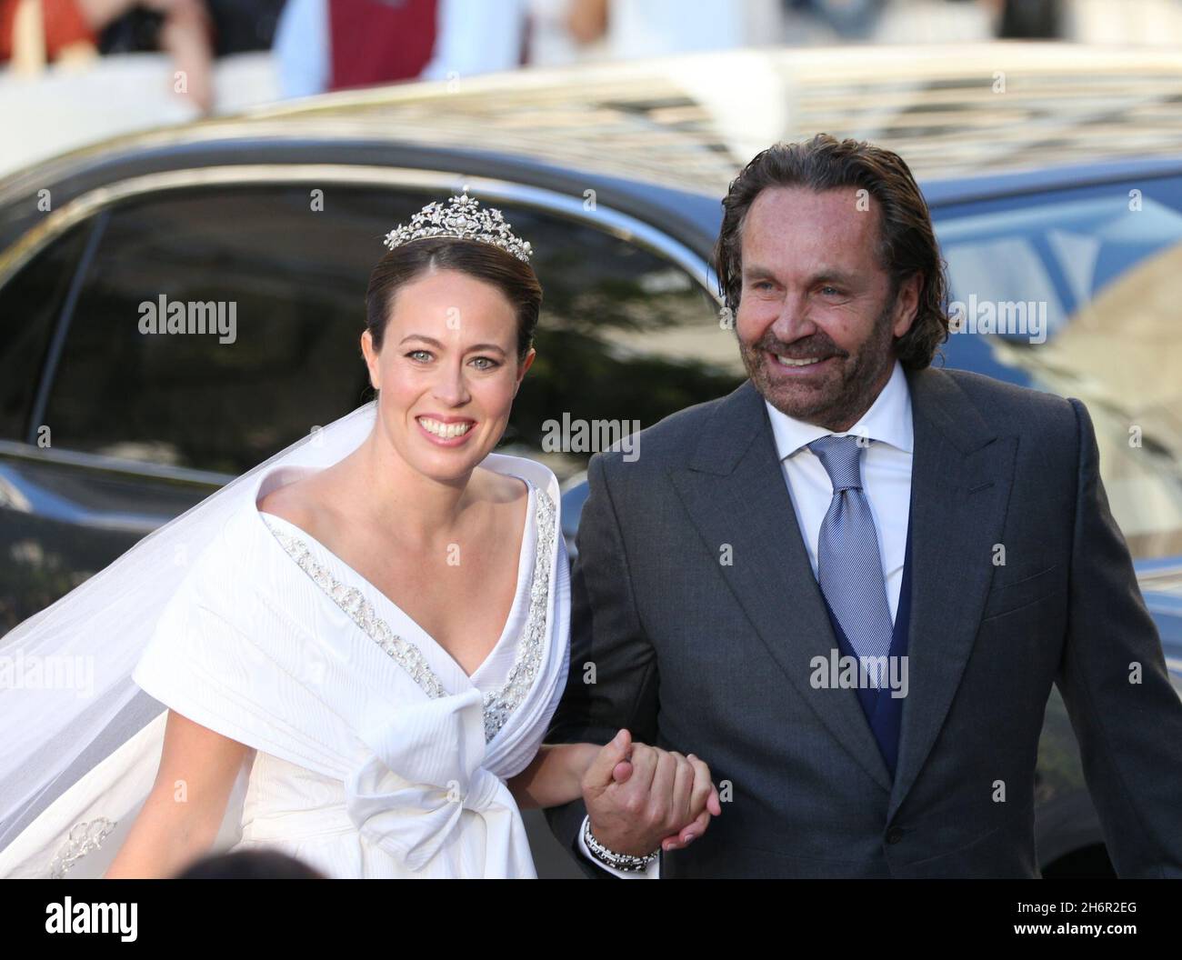 Nina Flohr avec son père arrive dans l'église.Le prince Philippos de Grèce et Nina Flohr se marient à la cathédrale d'Athènes. Banque D'Images