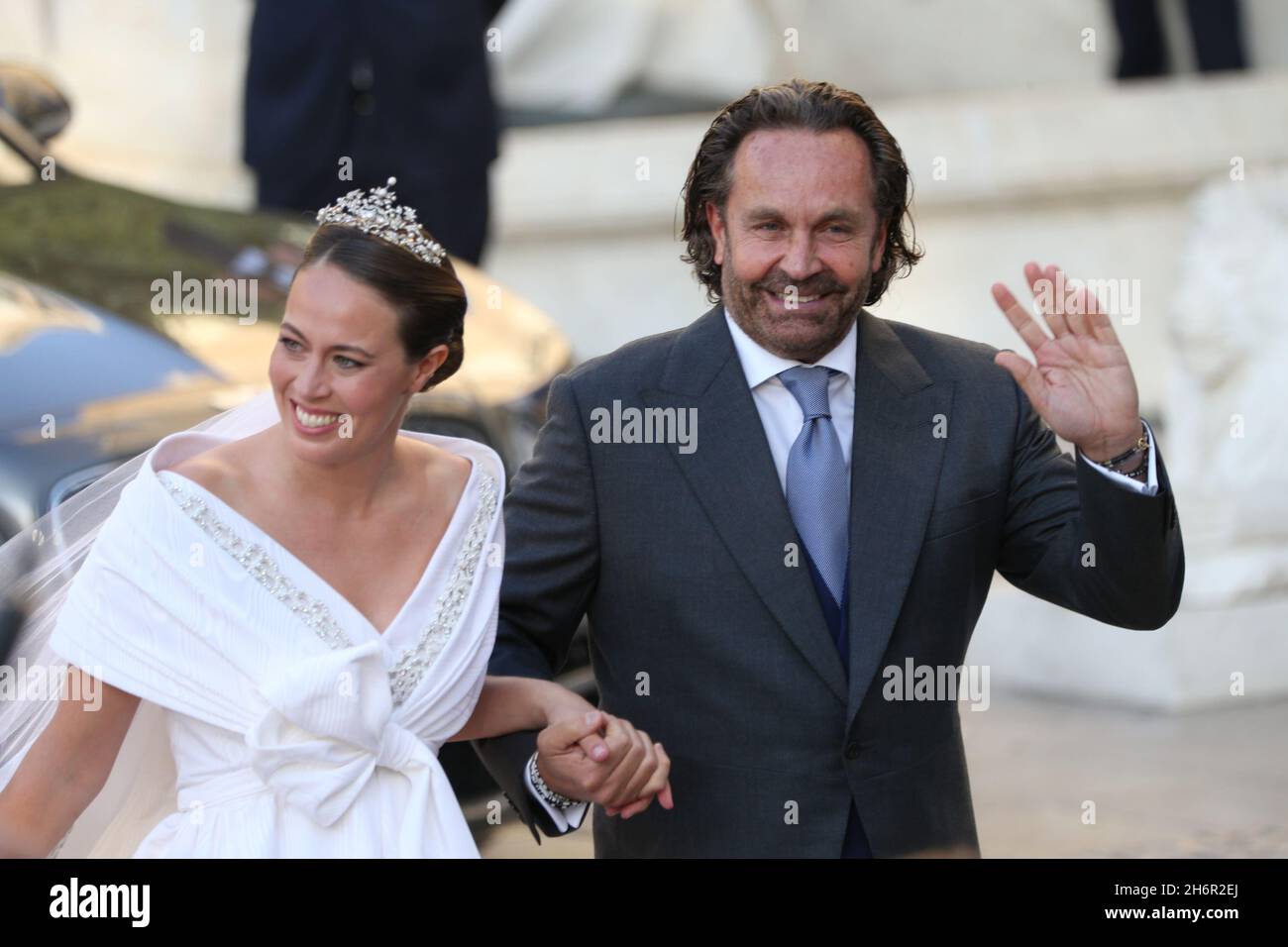 Nina Flohr avec son père arrive dans l'église.Le prince Philippos de Grèce et Nina Flohr se marient à la cathédrale d'Athènes. Banque D'Images
